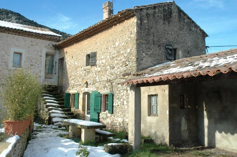 Luberon, old adjoining stone farmhouse with 160 m² of land.